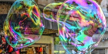 Private markets update and the economics of public market bubbles. A conversation with Zinqular’s Co – CIOs.